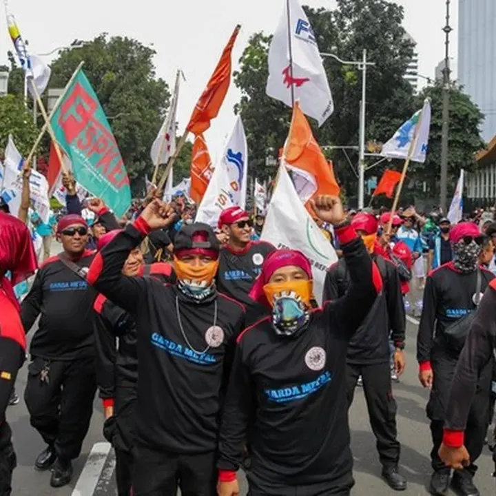 Buruh Geruduk DPR dan Kemnaker, Tuntut Revisi UMP DKI Jakarta dan Jabar