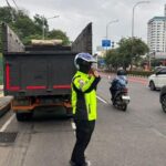 Truk Mogok di Gerbang Tol Senayan, Lalin Arah Slipi Jakarta Barat Terganggu