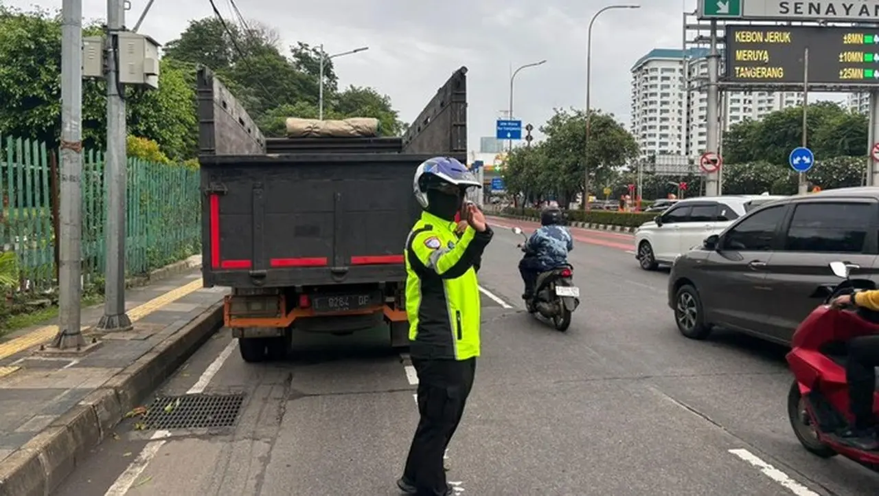 Truk Gangguan Di Senayan Arah Slipi Jakbar (foto: Dok. Istimewa Twitter Tmc Polda Metro Jaya)