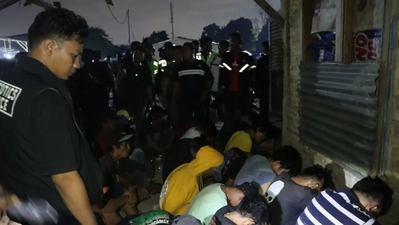 Foto: Polrestabes Medan Saat Menggerebek Sarang Narkoba Jermal 15. (foto: Dok. Polrestabes Medan)