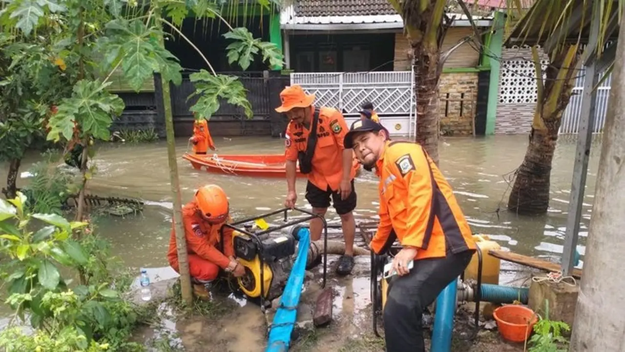 Foto: 3 Kabupaten Di Banten Masih Kebanjiran, Petugas Bpbd Berupaya Melakukan Penanganan (dok Bpbd Banten)