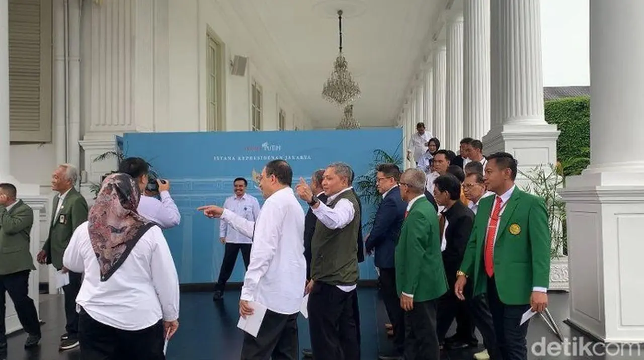 Foto Rektor Dan Guru Besar Ke Istana Presiden Pagi Ini: (eva/detikcom)