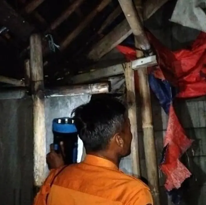 Atap Rumah Warga Bogor Ambruk Akibat Hujan Deras dan Angin Kencang
