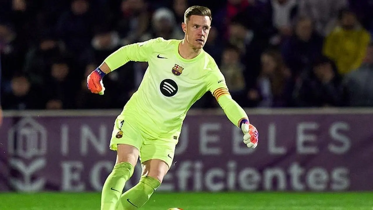 Marc Andre Ter Stegan Tidak Akan Main Jadi Starter Saat Barcelona Bertemu Racing Santander. (getty Images/angel Martinez)