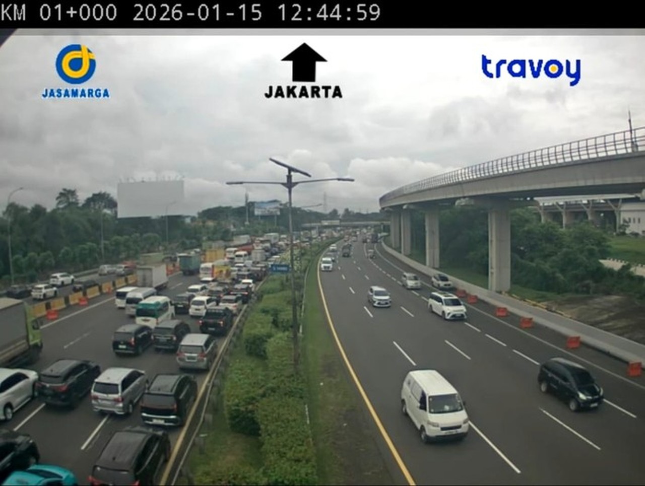 Arus Kendaraan dari Japek dan Jagorawi Masih Tinggi, Interchange Cawang Alami Kemacetan Siang Ini