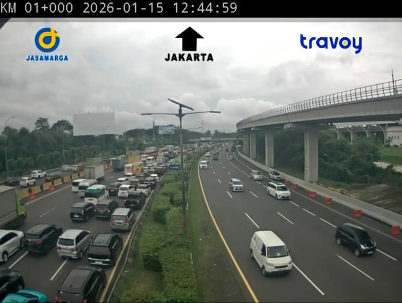 Foto: Lalu Lintas Di Interchange Tol Cawang Jaktim Masih Padat Pada Siang Ini Karena Arus Kendaraan Dari Tol Jakarta Cikampek Dan Tol Jagorawi Masih Ramai. (dok Travoy Jasamarga)