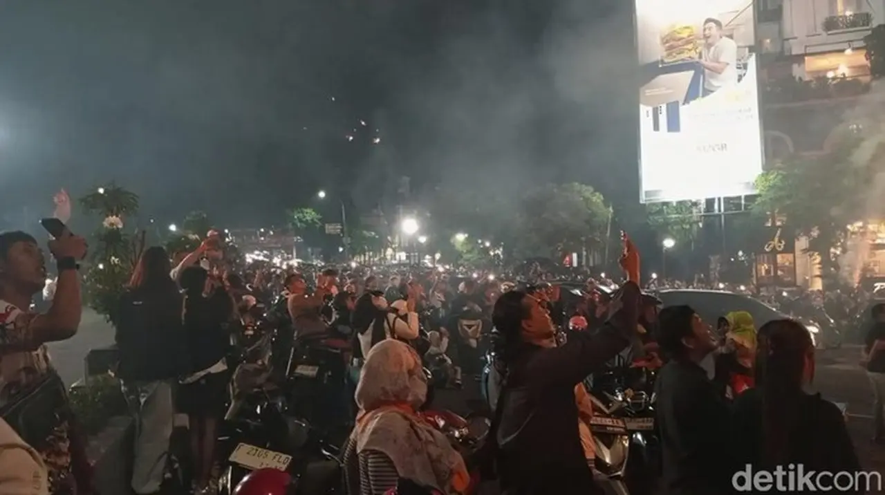 Suasana Warga Nikmati Malam Tahun Baru Di Tugu Kujang, Kota Bogor. (sholihin/detikcom)