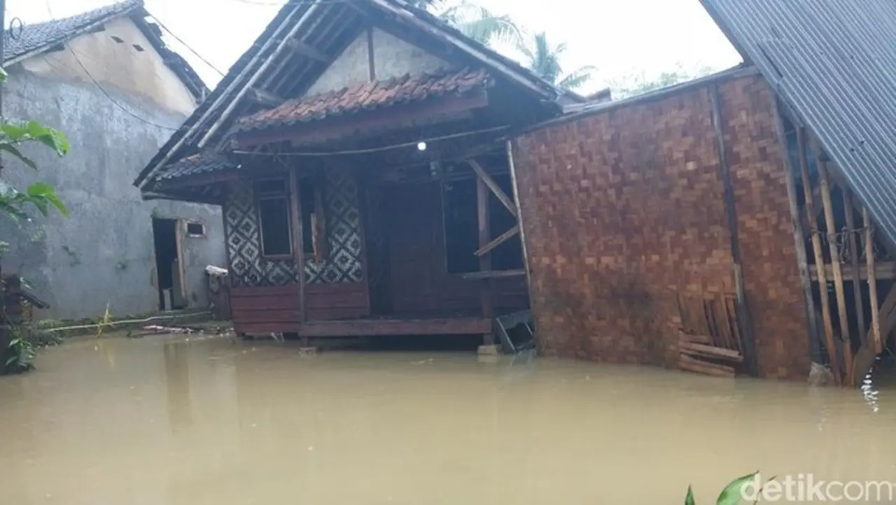 Hujan Deras Dan Angin Kencang Masih Menerjang Kawasan Kecamatan Patia, Dan Pagelaran, Kabupaten Pandeglang, Banten. Warga Khawatir Air Banjir Kembali Meninggi. (aris Rivaldo/detikcom)