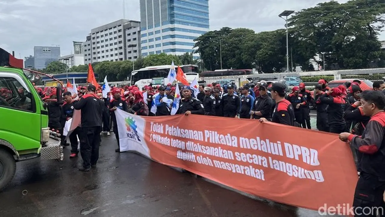 Foto: Massa Buruh Mulai Berdatangan Ke Depan Gedung Dpr. (adhfar Aulia Syuhada/detikcom)