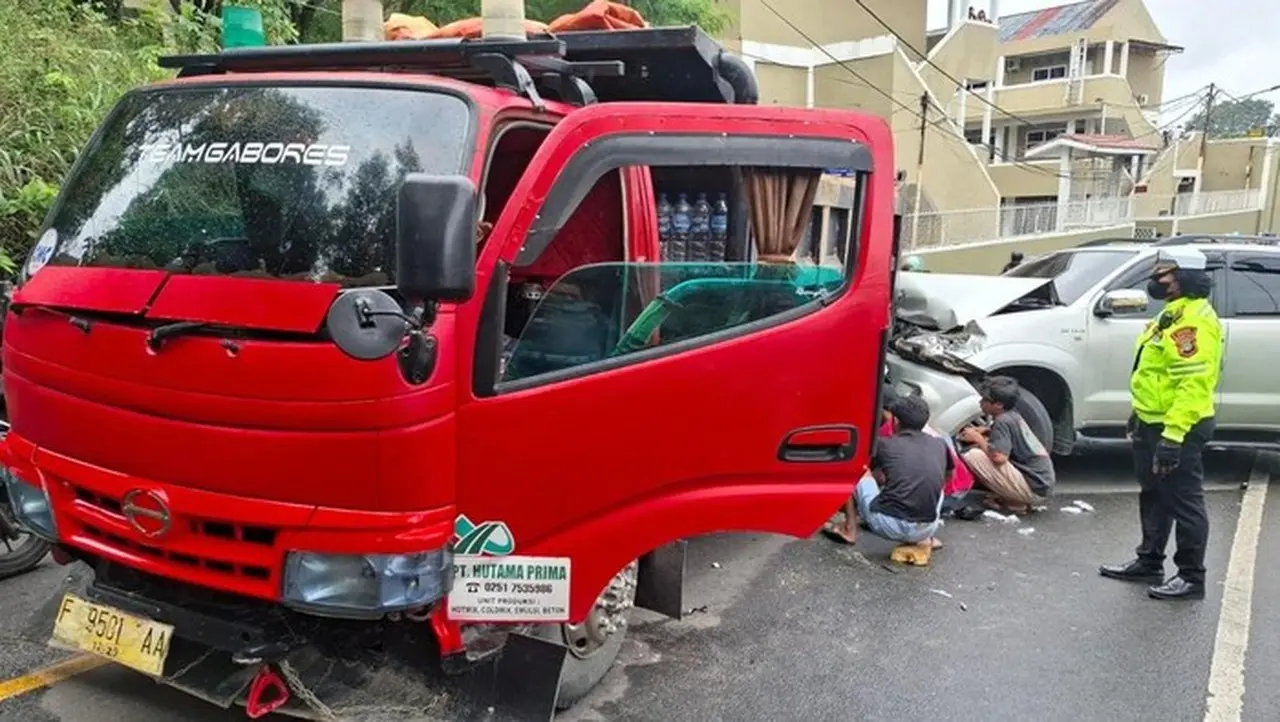 Foto: Kecelakaan Truk Tak Kuat Menanjak Di Depok. (dok Ist)