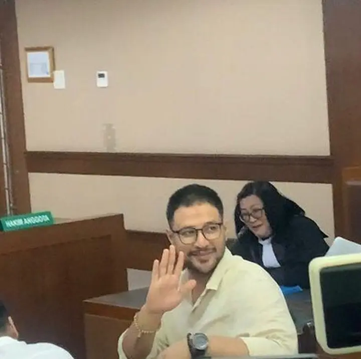 Ammar Zoni Tampil Beda di Sidang Narkoba: Bawa Tasbih dan Kenakan Baju Krem