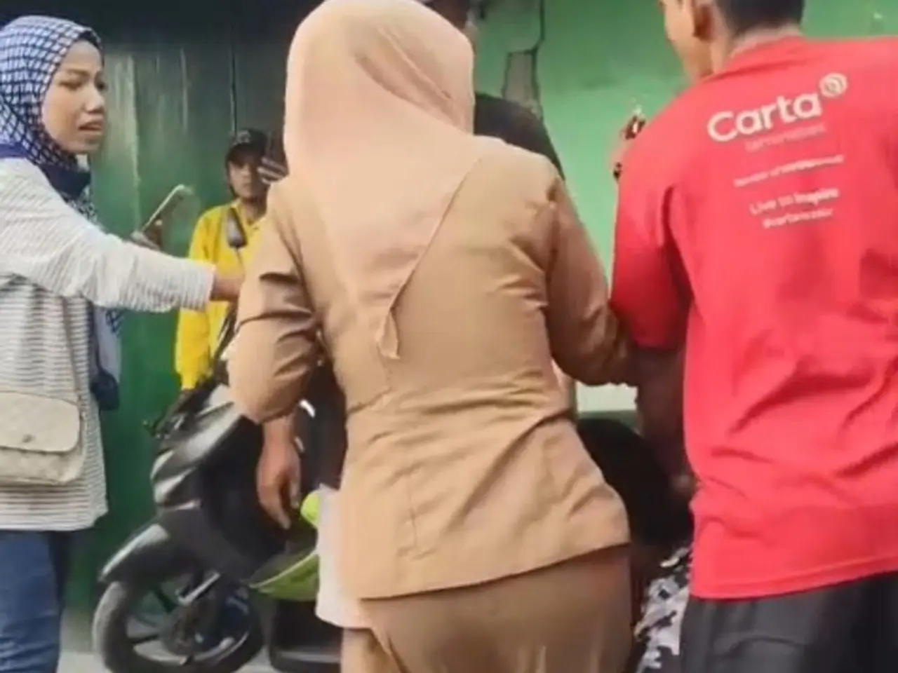 Foto: Pelaku Curanmor Di Medan Memeluk Wanita Berseragam Coklat Saat Hendak Diamankan. (dok. Media Sosial)