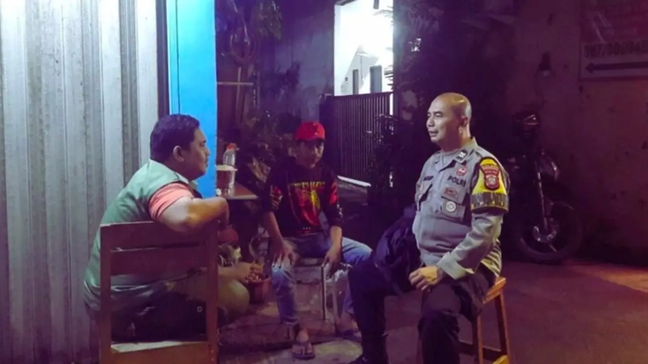 Polres Metro Jakarta Selatan Mendukung Upaya Warga Mewujudkan Keamanan Lingkungan. Anggota Jajaran Polres Metro Jaksel Mendatangi Warga Yang Sedang Ronda. (dok. Polres Jaksel)