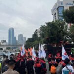 Massa Buruh Bubar dari DPR, Lanjutkan Aksi Demonstrasi di Depan Kantor Kemenaker RI