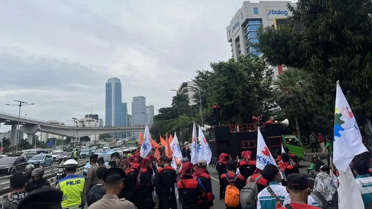 Massa Buruh Lanjut Demo Ke Kemnaker Ri (adhfar Aulia Syuhada/detikcom)