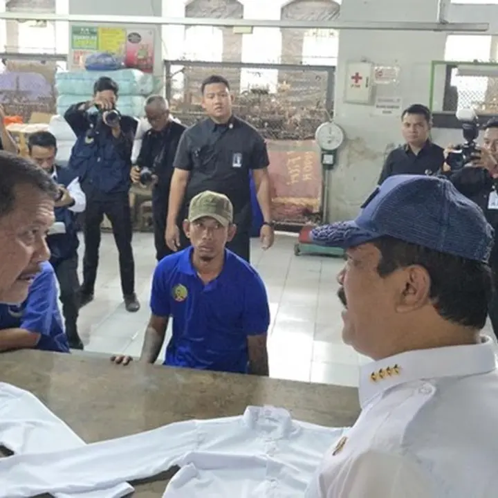 Menteri Agus Pesan 5.000 Hijab dan Pakaian untuk Anak Korban Bencana di Aceh