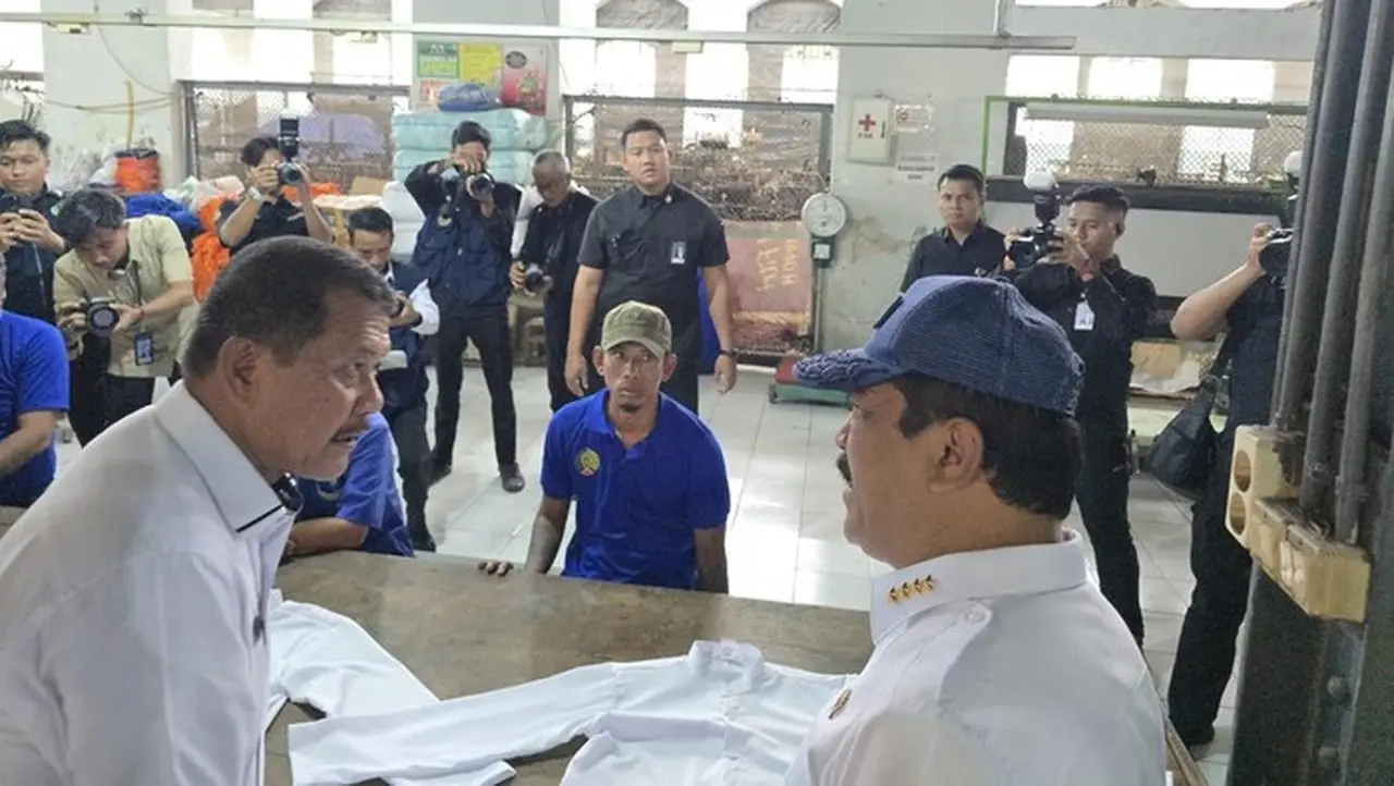 Menteri Imigrasi Dan Pemasyarakatan (menimipas) Agus Andrianto Meninjau Balai Latihan Kerja Atau Bengkel Keterampilan Konveksi Di Lapas Kelas I Cirebon, Jawa Barat (jabar) (foto: Audrey/detikcom)