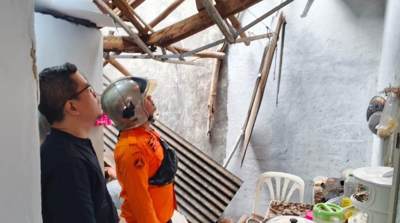 Atap Rumah Warga Tanah Sareal Bogor Ambruk Akibat Hujan Deras dan Bangunan Lapuk