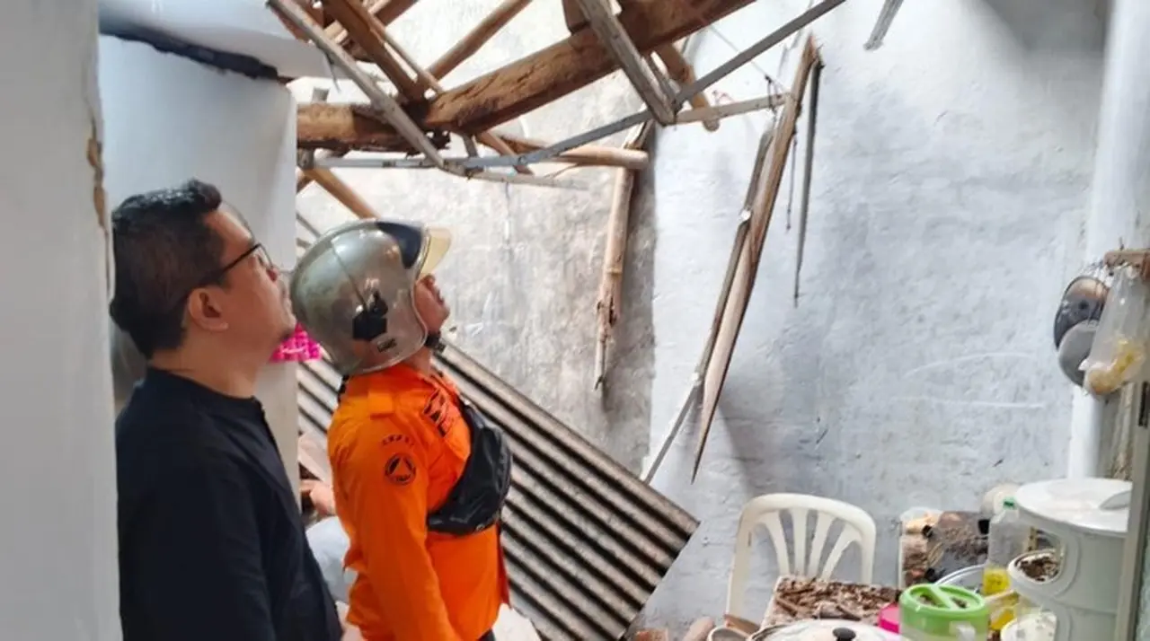 Atap Rumah Warga Di Bogor Ambruk Diterjang Hujan Deras (foto: Dok. Bpdb)