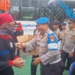 Polisi Bagikan Air Mineral dan Snack untuk Massa Buruh yang Berdemonstrasi di Depan Gedung DPR