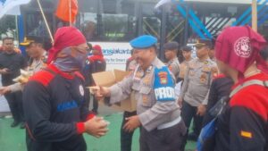 Polisi Bagikan Air Mineral dan Snack untuk Massa Buruh yang Berdemonstrasi di Depan Gedung DPR