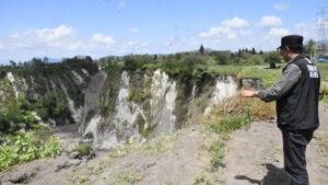 Lubang Raksasa Menganga di Aceh Tengah, Nyaris Capai Badan Jalan