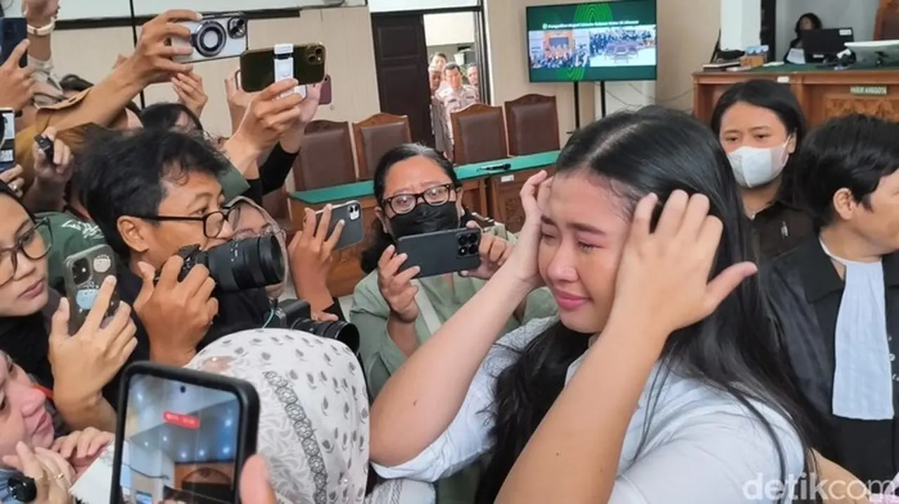 Foto: Laras Faizati Menangis Usai Vonis. (kurniawan/detikcom)