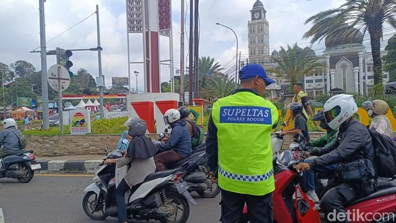 Foto: Sukarelawan Pengatur Lalu Lintas (supeltas) Atau 'joki Jalur' Di Jalur Puncak, Bogor. (rizky Am/detikcom)