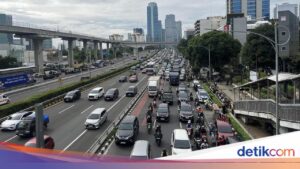 Demo Buruh di Depan Kemnaker Berakhir, Lalu Lintas Jalan Gatot Subroto Arah Cawang Padat