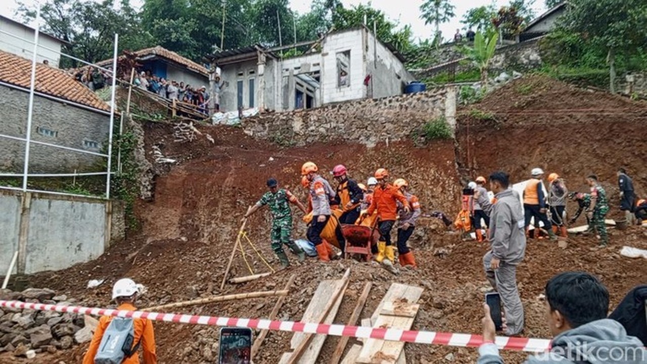 Tanah Longsor di Jatinangor Sumedang, 4 Pekerja Tewas Tertimbun Tanah Longsor di Jatinangor Sumedang, 4 Pekerja Tewas Tertimbun
