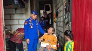 Polairud PMJ Beri Kursi Roda untuk Lansia Disabilitas di Pesisir Jakarta Utara