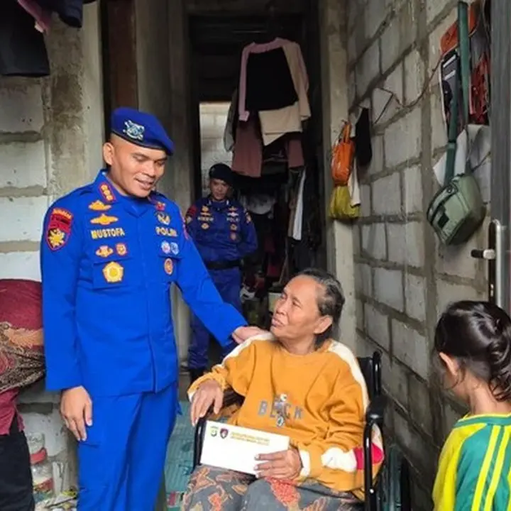 Polairud PMJ Beri Kursi Roda untuk Lansia Disabilitas di Pesisir Jakarta Utara