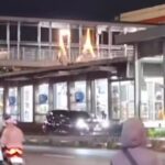 Mobil Masuk Busway Matraman, Lawan Arah Hingga Didorong Bus TransJ