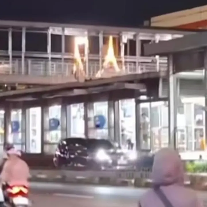 Mobil Masuk Busway Matraman, Lawan Arah Hingga Didorong Bus TransJ