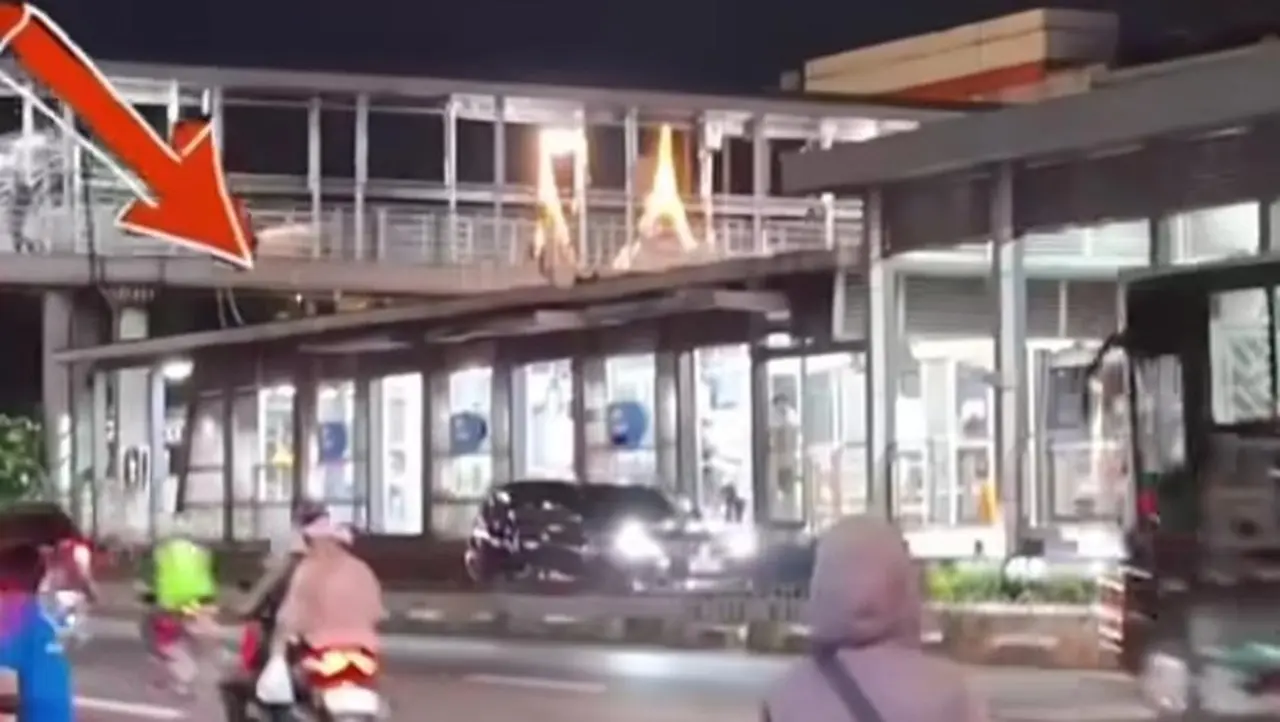 Foto: Video Yang Memperlihatkan Satu Unit Mobil Berkendara Melawan Arah Di Jalur Transj (busway) Viral Di Medsos. Peristiwa Itu Terjadi Di Kawasan Matraman, Jaktim. (screenshot Video Viral)