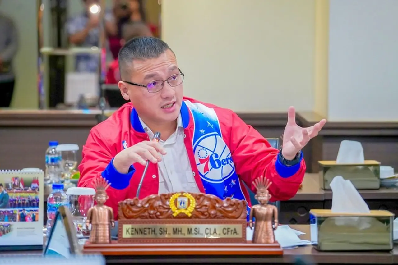 Anggota Dprd Dki Jakarta Fraksi Pdi Perjuangan, Hardiyanto Kenneth Sedahg Menyampaikan Pendapatnya Pada Saat Rapat. Foto: Dok. Pdip