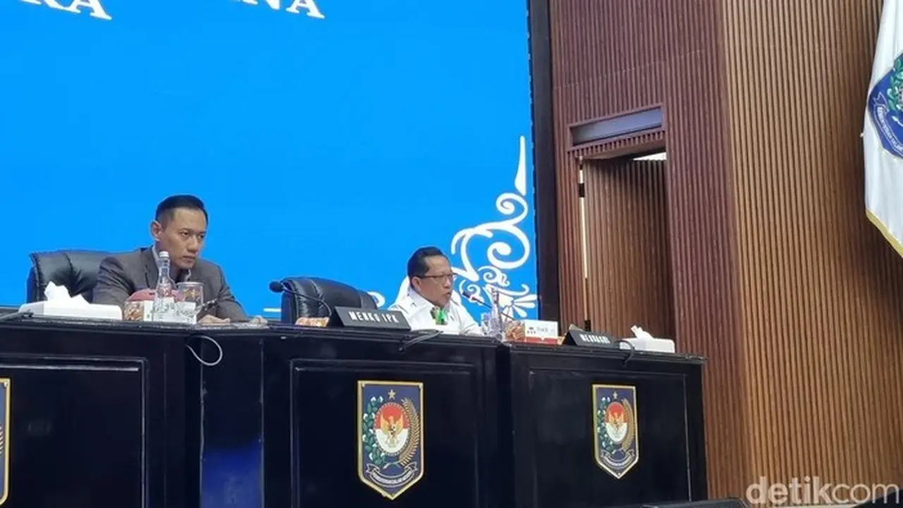 Mendagri Tito Karnavian Dalam Rapat Soal Penanganan Pascabencana Sumatera (foto: Taufiq Syarifudin/detikcom)