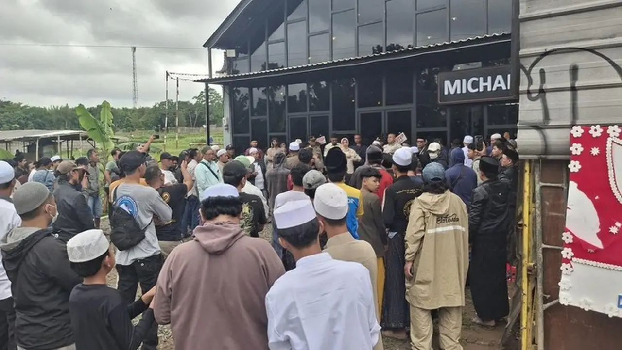 Foto: Warga Demo Kafe Di Bogor Yang Diduga Jual Minuman Beralkohol (solihin/detikcom)
