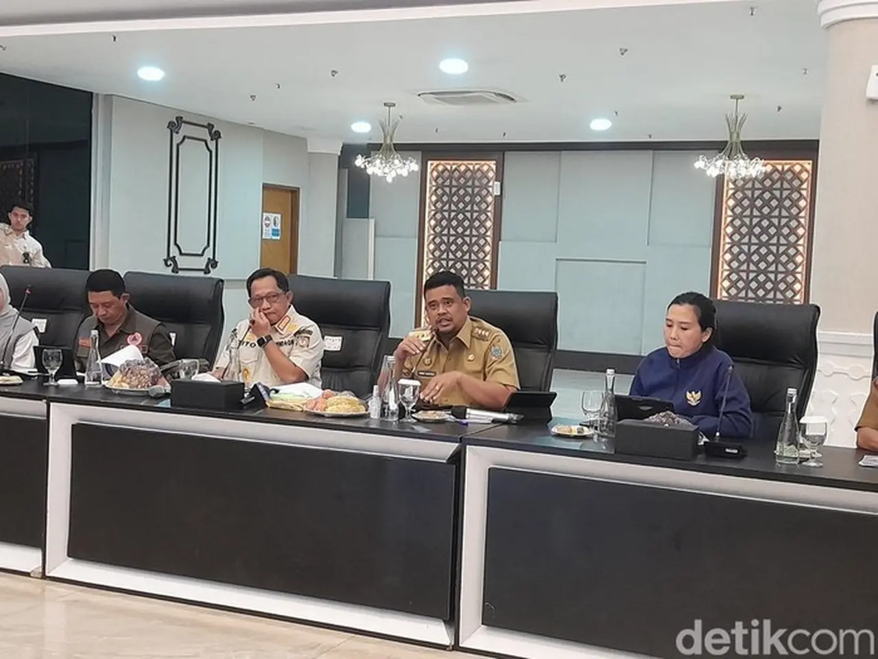 Foto: Gubernur Sumatera Utara Bobby Nasution (tengah) (nizar Aldi/detiksumut)