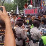 Polwan Polda Metro Jaya Beri Pelayanan Humanis untuk Massa Aksi Ojol Nasional di Monas