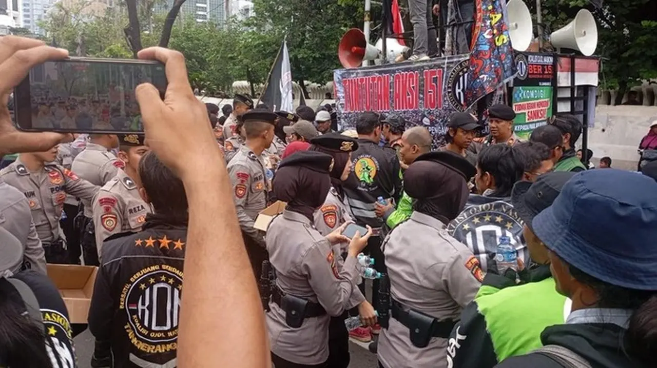 Foto: Polwan Polda Metro Jaya Memberikan Pelayanan Humanis Kepada Massa Aksi Unjuk Rasa Dari Dewan Presidium Pusat Koalisi Ojek Online Nasional Di Silang Monas. (dok Ist)