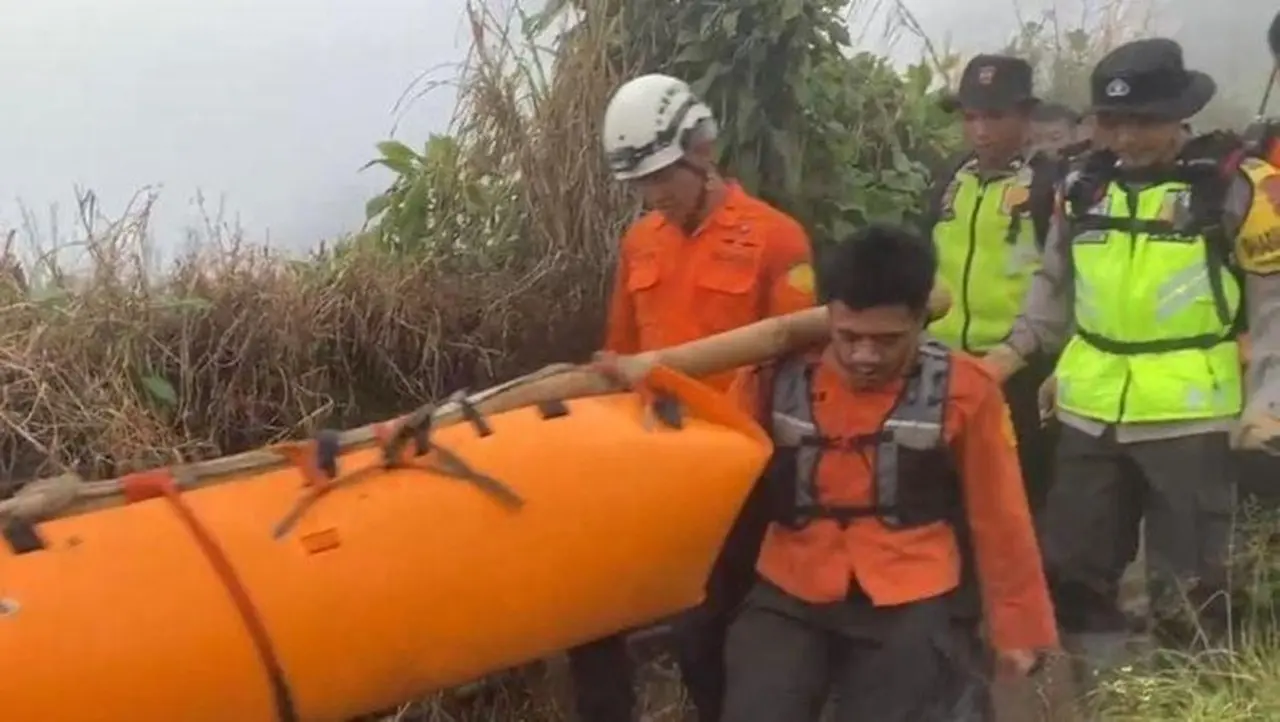 Personel Polres Purbalingga Membantu Proses Evakuasi Seorang Pendaki Yang Ditemukan Meninggal Dunia Di Gunung Slamet. (foto: Antara/ho Polres Purbalingga)