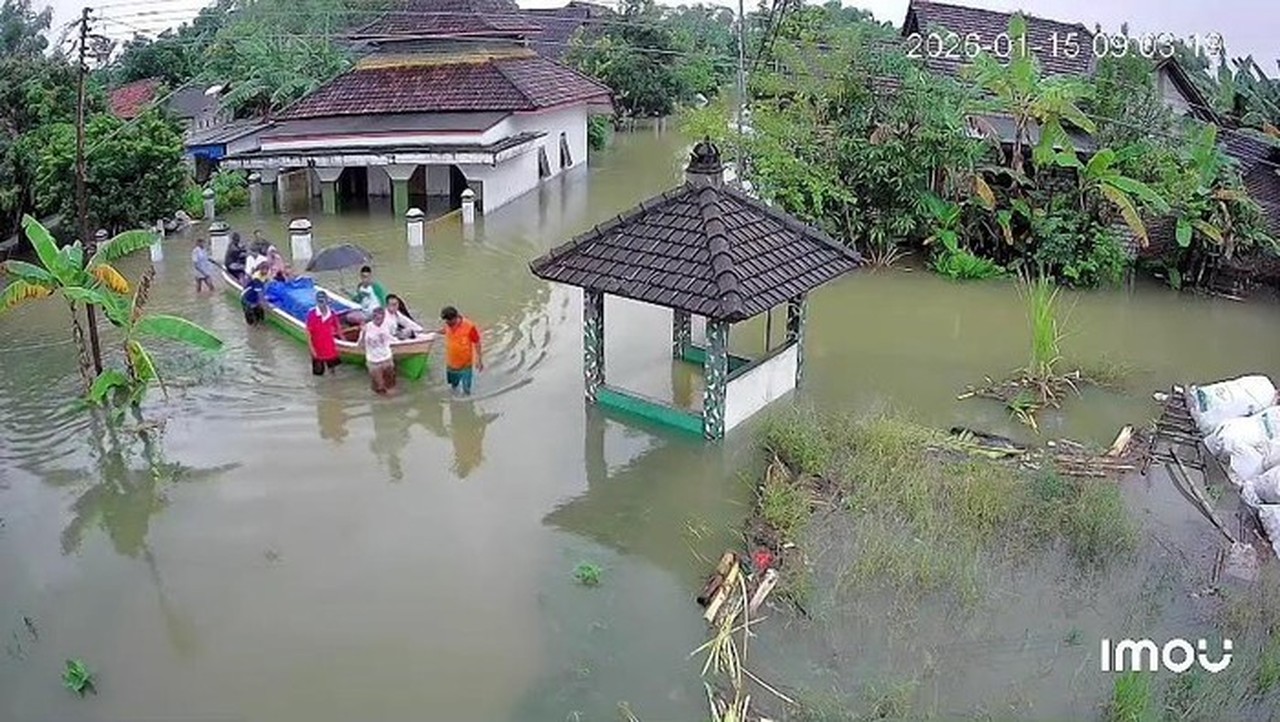 Banjir Pati: Jenazah Warsono Diantar Perahu ke Pemakaman Akibat Luapan Sungai