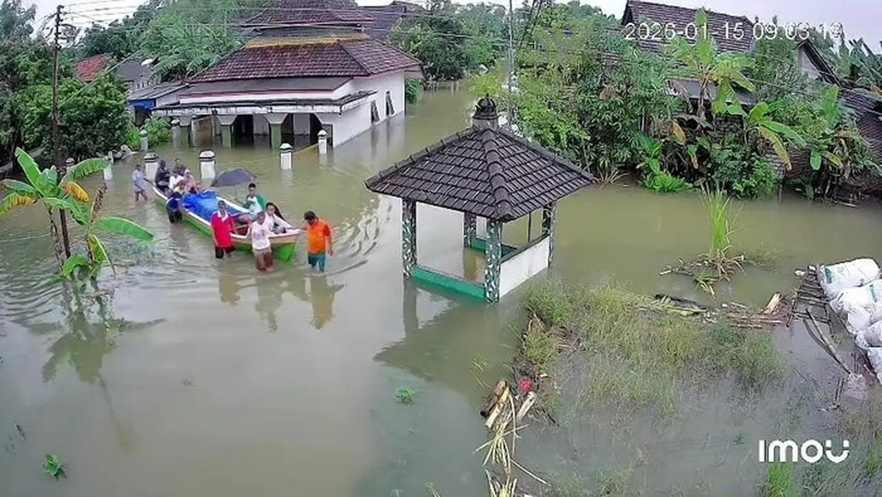 Warga Mengantar Jenazah Ke Makam Menggunakan Perahu Di Desa Mintobasuki, Kecamatan Gabus, Pati, Kamis (15/1/2026). (foto: Dok. Pemdes Mintobasuki)