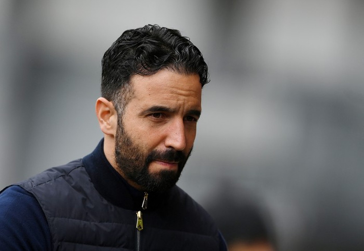 Dipecat Manchester United, Ruben Amorim Bungkam Saat Dicegat Awak Media di Portugal