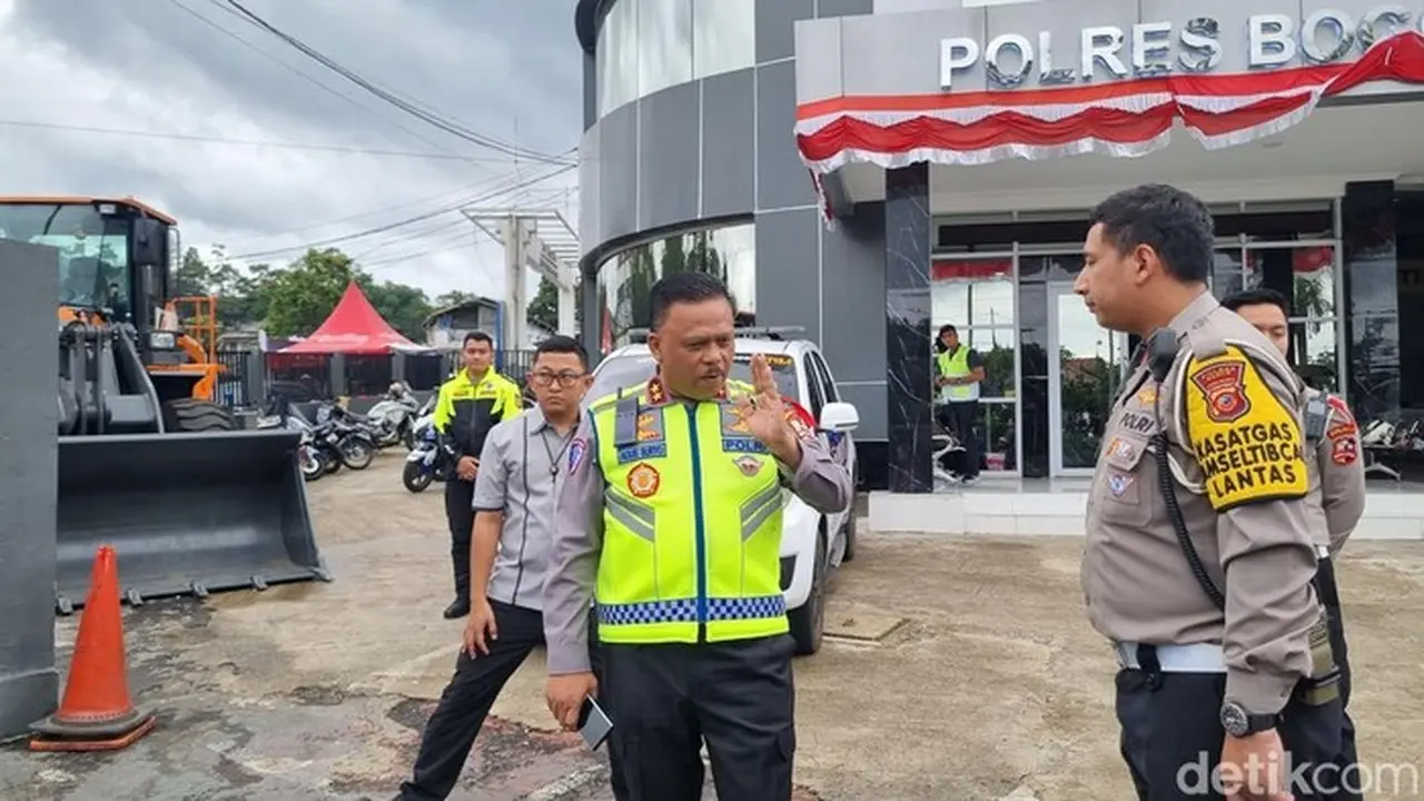Kakorlantas Polri Irjen Agus Suryonugroho Mengecek Langsung Situasi Rekayasa Lalu Lintas Di Jalan Raya Puncak, Bogor. (foto: Taufiq Syarifudin/detikcom)