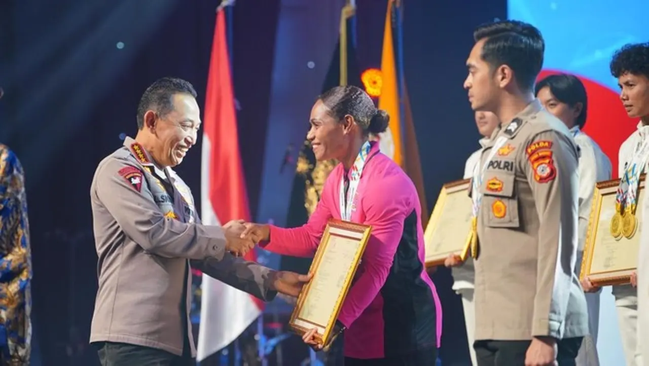Kapolri Jenderal Listyo Sigit Prabowo Memberikan Pengharaan Untuk Peraih Medali Sea Games (foto: Dok. Istimewa)