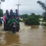Banjir Pandeglang: Warga Manfaatkan Ojek Tossa untuk Bantu Mobilitas dan Cari Penghasilan