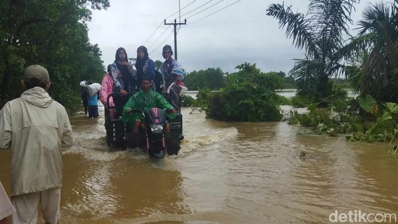 Warga Mengandalkan Jasa Ojek Roda Tiga Untuk Melintas. (aris Rivaldo/detikcom)