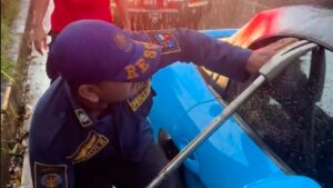 Kunci Tertinggal di Porsche, Damkar Bogor Pecahkan Kaca Atas Permintaan Pemilik